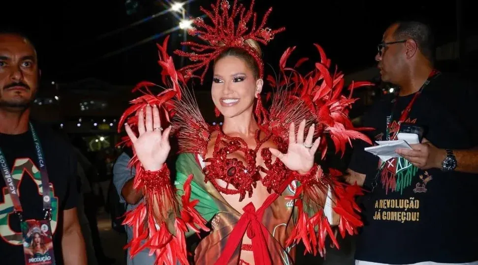 Virginia Fonseca “fica presa” em banheiro químico após ser reconhecida por fãs em ensaio 