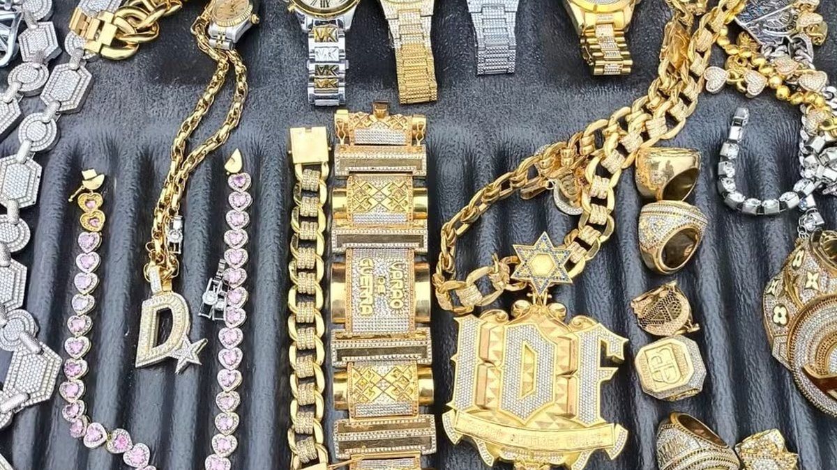 Família do traficante Peixão, líder do Complexo de Israel, é detida tentando sair do país com joias