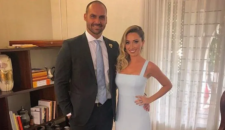 Esposa de Eduardo Bolsonaro reage a fala de Nikolas Ferreira: “não está bem”