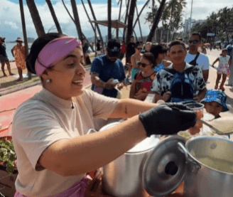 “Não imaginei que faria tanto sucesso”: paulista vira fenômeno vendendo bolo na orla de Maceió