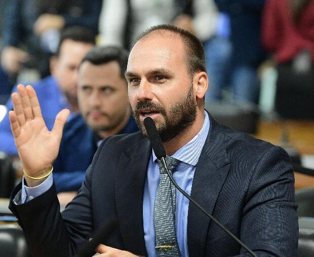 Eduardo Bolsonaro volta a receber R$ 17 mil de salário; gabinete ganha R$ 123 mil