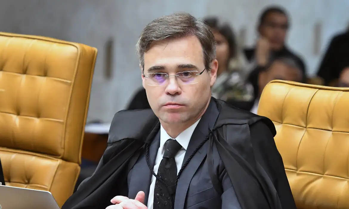 Ministro do STF André Mendonça critica ativismo judicial e defende "autocontenção" do Judiciário
