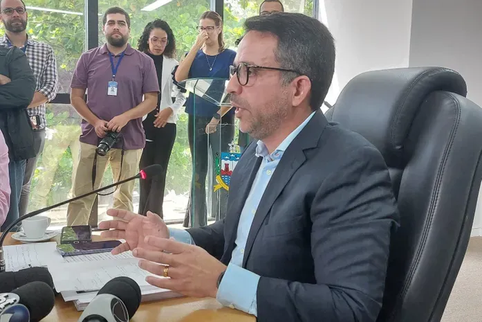 Dantas viajou para se distanciar da crise política com a ex-primeira-dama, diz aliado