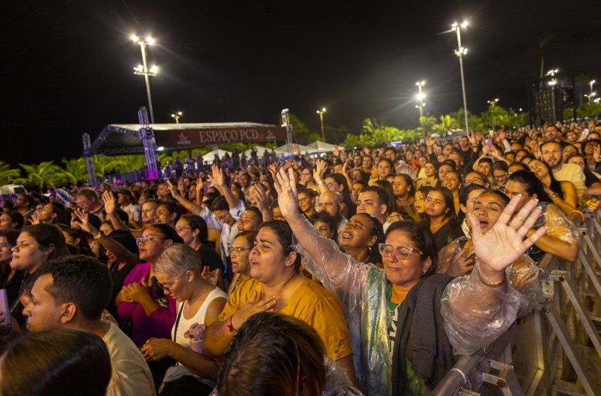 Show gratuito com Deive Leonardo leva multidão ao Jaraguá e emociona Maceió