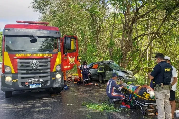 Carro bate em árvore e deixa quatro feridos na BR-104, em Murici