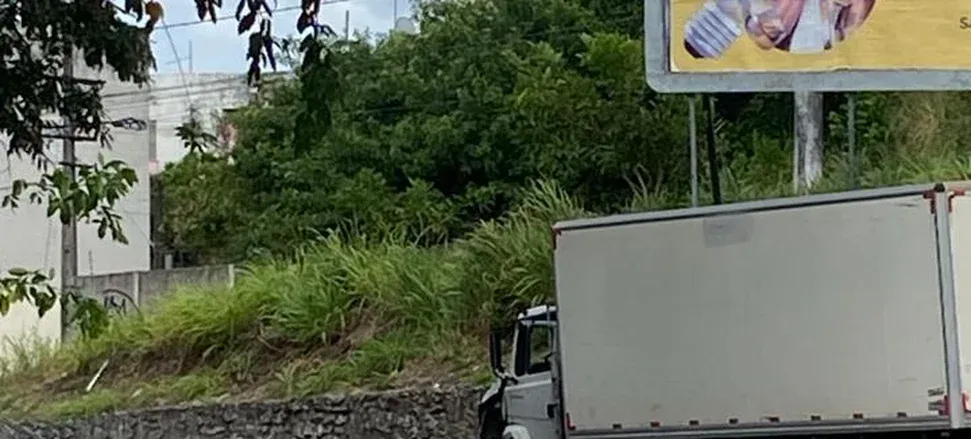 Caminhão derruba poste e causa interdição parcial na Avenida Leste-Oeste, em Maceió
