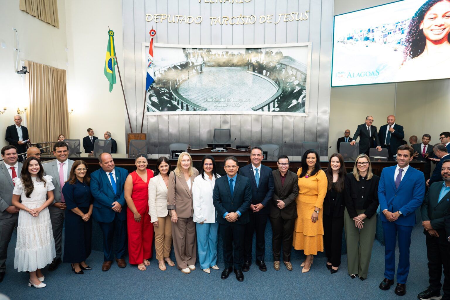 Secretário investigado por desvio de R$ 100 milhões volta ao cargo e posa ao lado do governador