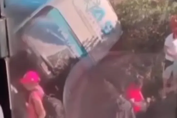 Ônibus que vinha de São Paulo para Arapiraca tomba na BR-251 após desvio de emergência