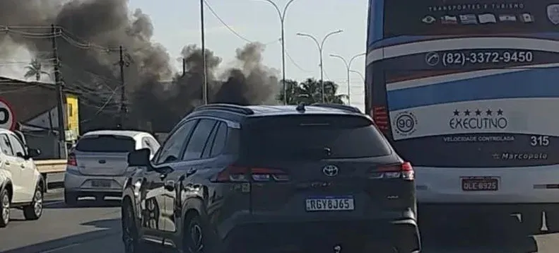 Moradores da Barra Nova interditam AL-101 em protesto por falta d'água em Marechal Deodoro