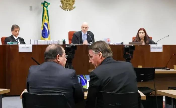 Defesa diz que ex-ministro atuou para demover Bolsonaro de golpe
