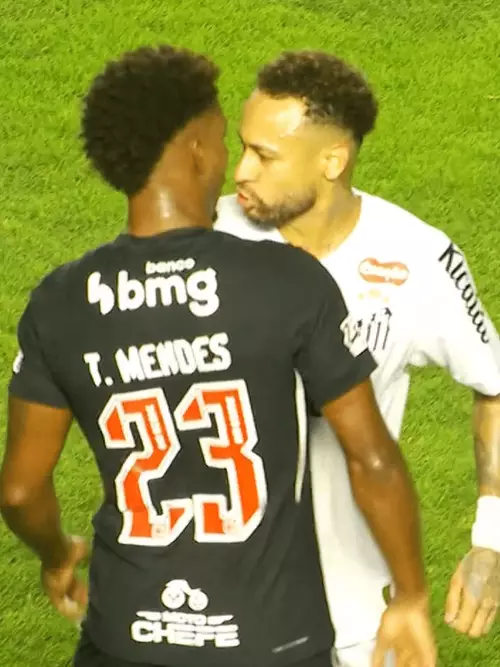 Após se envolver em confusão com Thiago Mendes, Neymar toma cartão pelo Santos