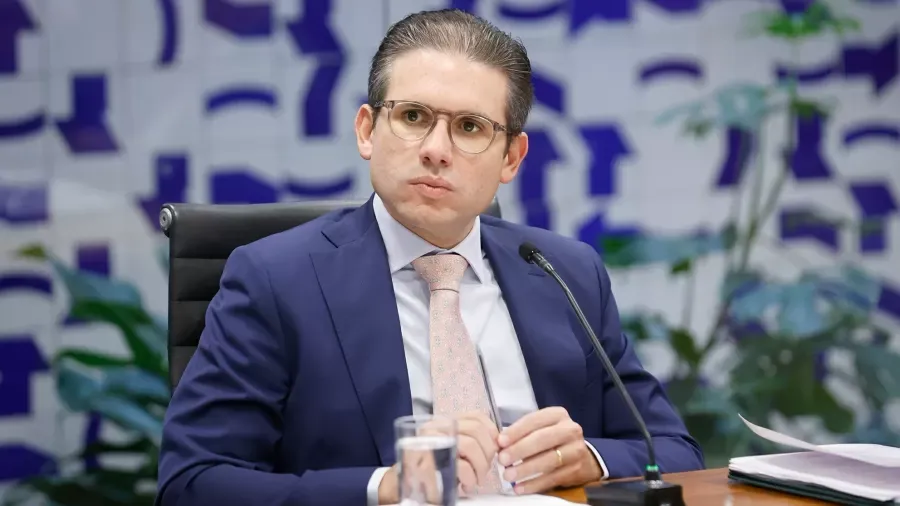 Tensão entre Planalto e Congresso cresce com crise do IOF e ofensiva digital contra Hugo Motta