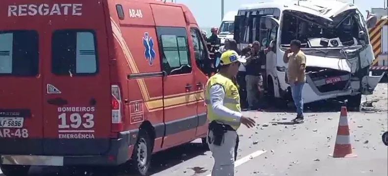 Acidente com micro-ônibus em Maceió deixa 12 feridos, incluindo crianças e idosos