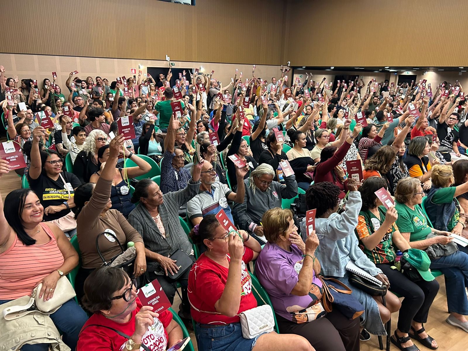 Greve da educação chega ao 30º dia com protestos e embate público entre governo e servidores