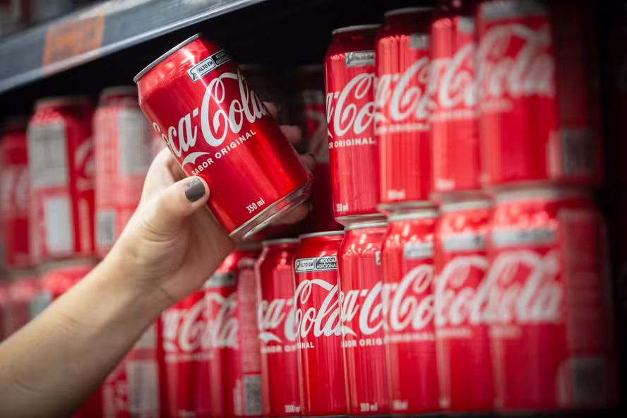 Nova versão da Coca-Cola com açúcar de cana imposta por Trump é mais saudável?