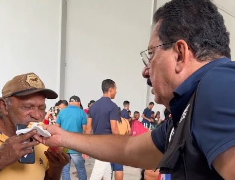 Investigado por corrupção, ex-prefeito Gilberto Gonçalves faz ação assistencialista e distribui panfletos políticos em Rio Largo