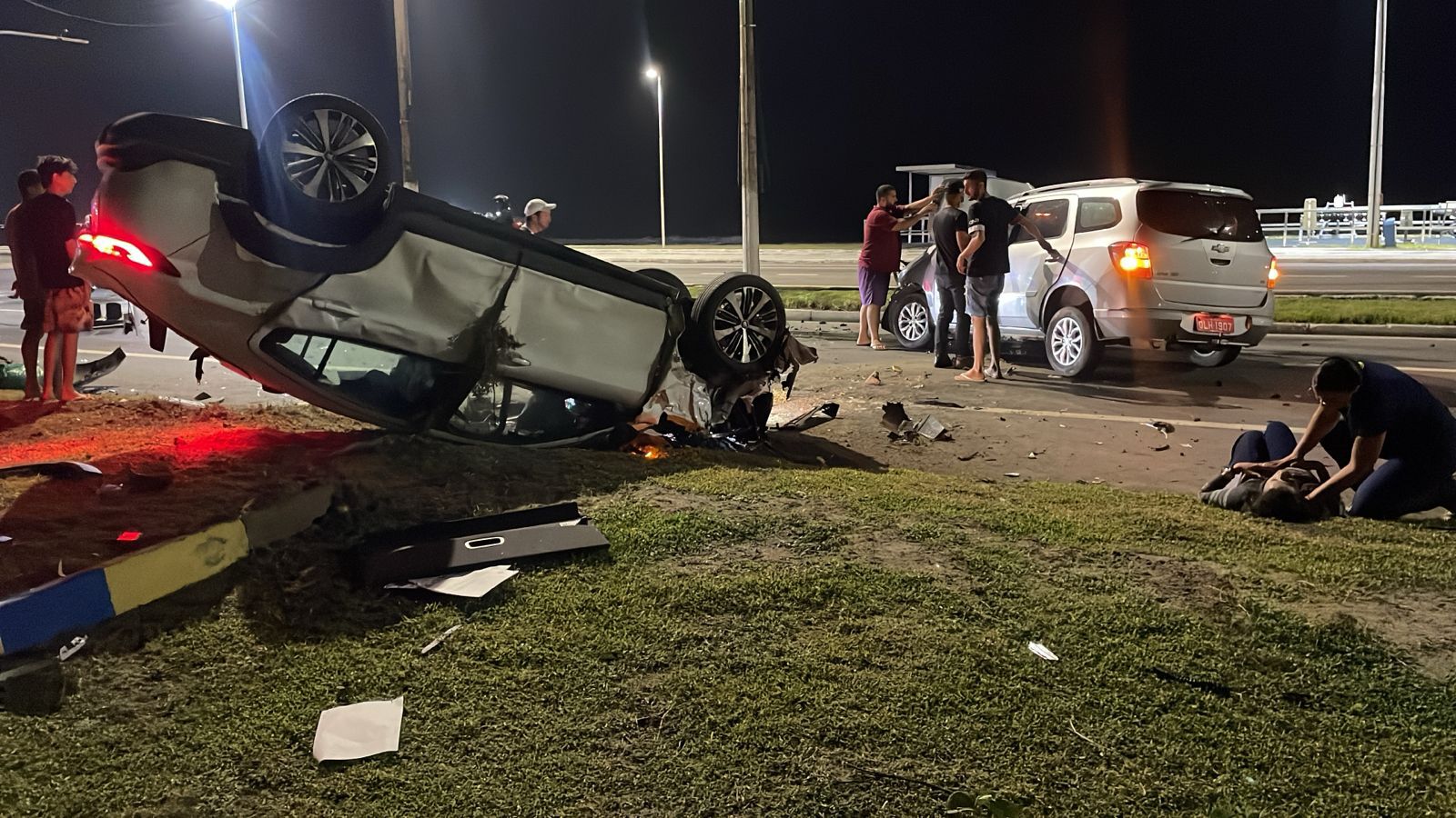 Carro capota em colisão e acidente deixa dois feridos no Pontal