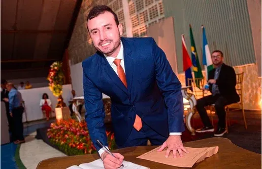 Prefeito de Anadia nomeia mãe e irmã para cargos no secretariado municipal