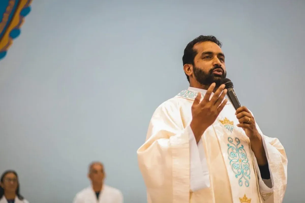 Padre é denunciado por abusar de jovem durante oração