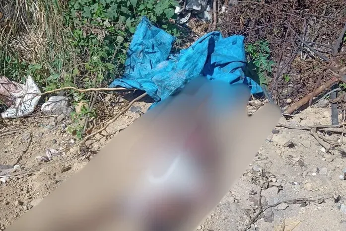 Homem é achado morto com tiro na cabeça em terreno baldio na parte alta de Maceió