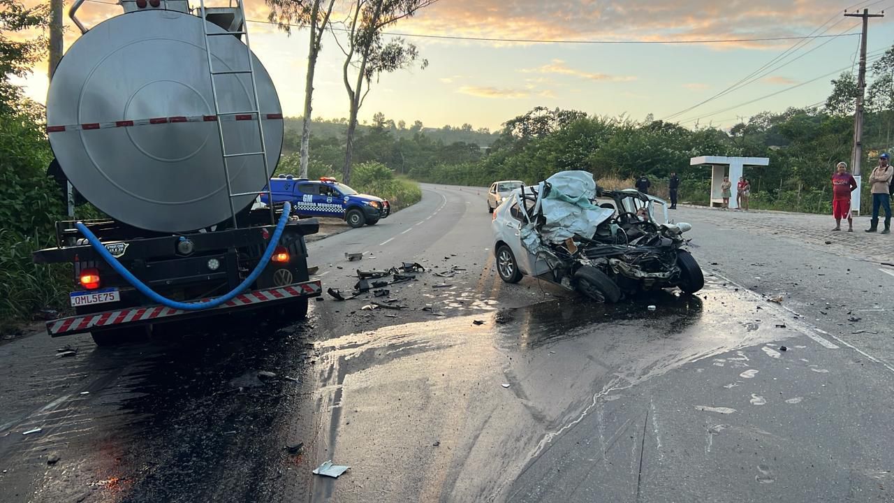 Sargento da PM morre em colisão frontal entre caminhão e carro de passeio na BR-104, em Branquinha