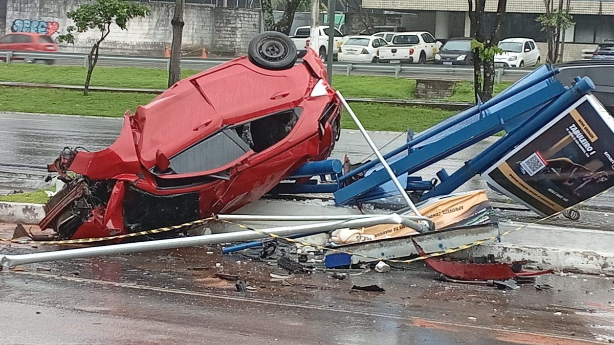 Carro capota e destrói parada de ônibus na Avenida Durval de Góes Monteiro