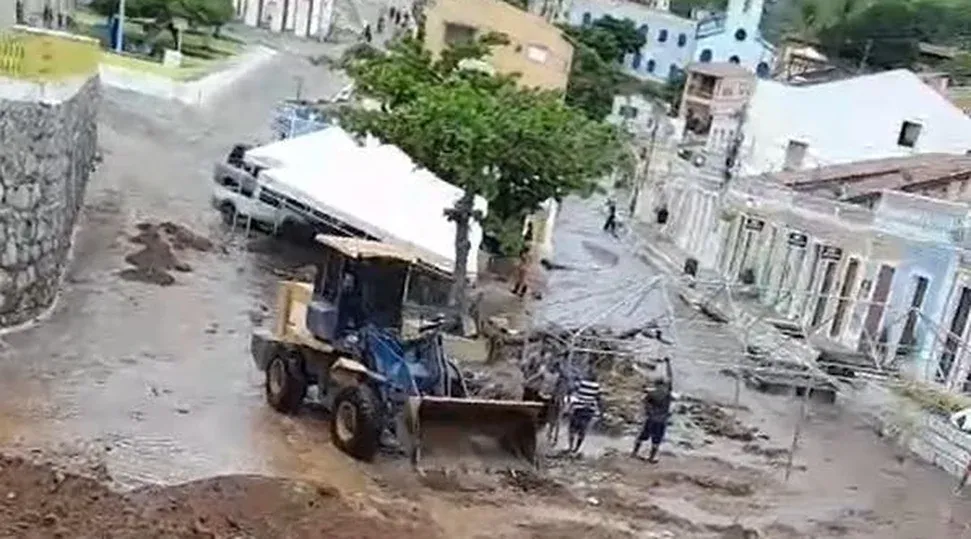 Piranhas amanhece coberta de lama após temporal no Sertão