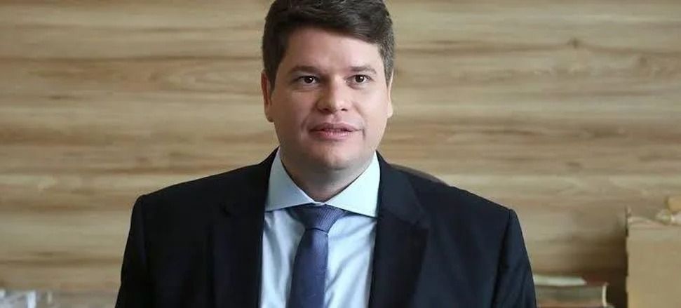 Davi Davino lidera disputa ao Senado em Maceió; pesquisa inclui novo nome no cenário eleitoral